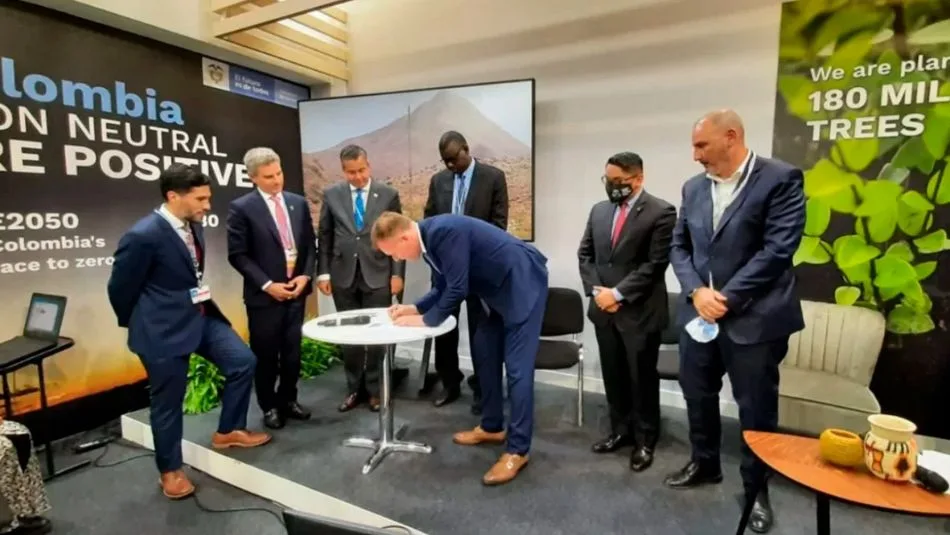 Signing of the agreement at the Colombia pavilion, COP26 Glasgow.