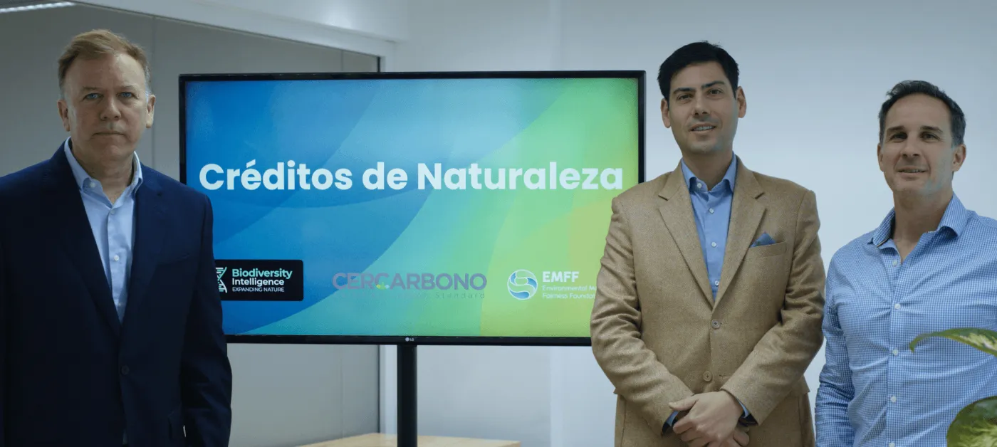 Patricio Lombardi (EMFF), Nahuel Schenone (BI) y Alex Saer (Cercarbono) junto a la pantalla «Créditos de Naturaleza» durante la presentación en Barcelona.